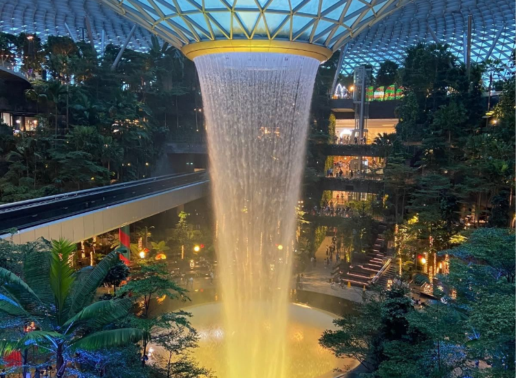 Jewel Changi – thác nước biểu tượng Singapore Du khách check-in tại thác nước Jewel Changi cho bộ ảnh du lịch hiện đại ở Singapore